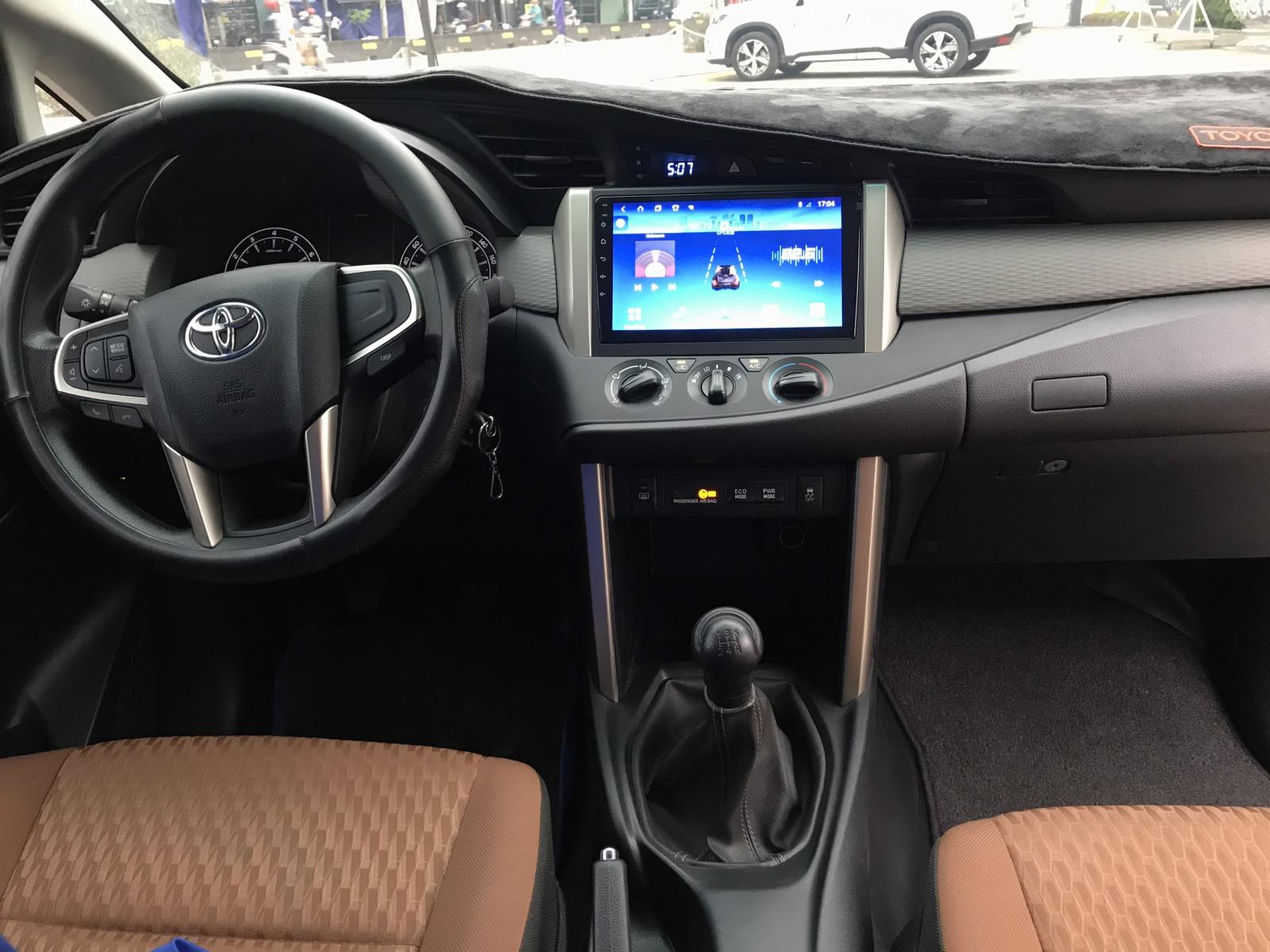 Toyota Innova E 2019 - Bán xe Toyota Innova E đời 2019, màu bạc biển SG chất như mới -giá cực đẹp