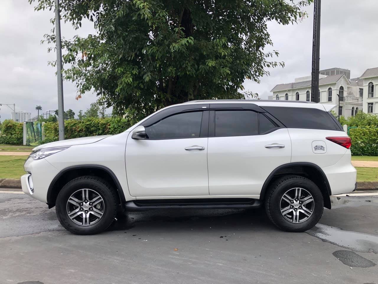 Toyota Fortuner 2019 - Bán Toyota Fortuner 2019 tự động máy dầu trắng hoa đẹp