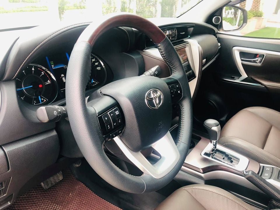 Toyota Fortuner 2019 - Bán Toyota Fortuner 2019 tự động máy dầu trắng hoa đẹp