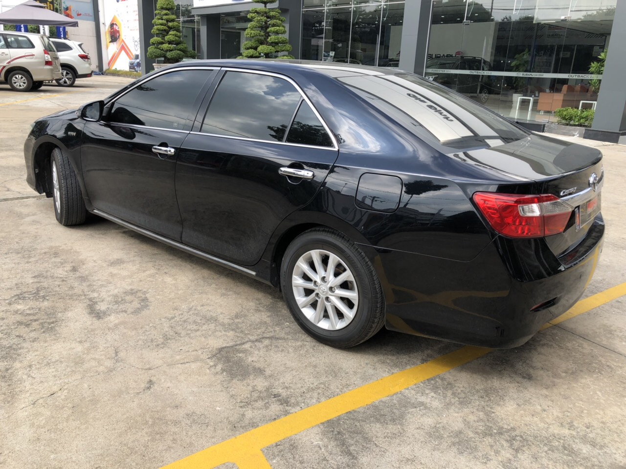 Toyota Camry 2.0E 2013 - Cần bán Toyota Camry 2.0E đời 2013, màu đen giá thương lượng