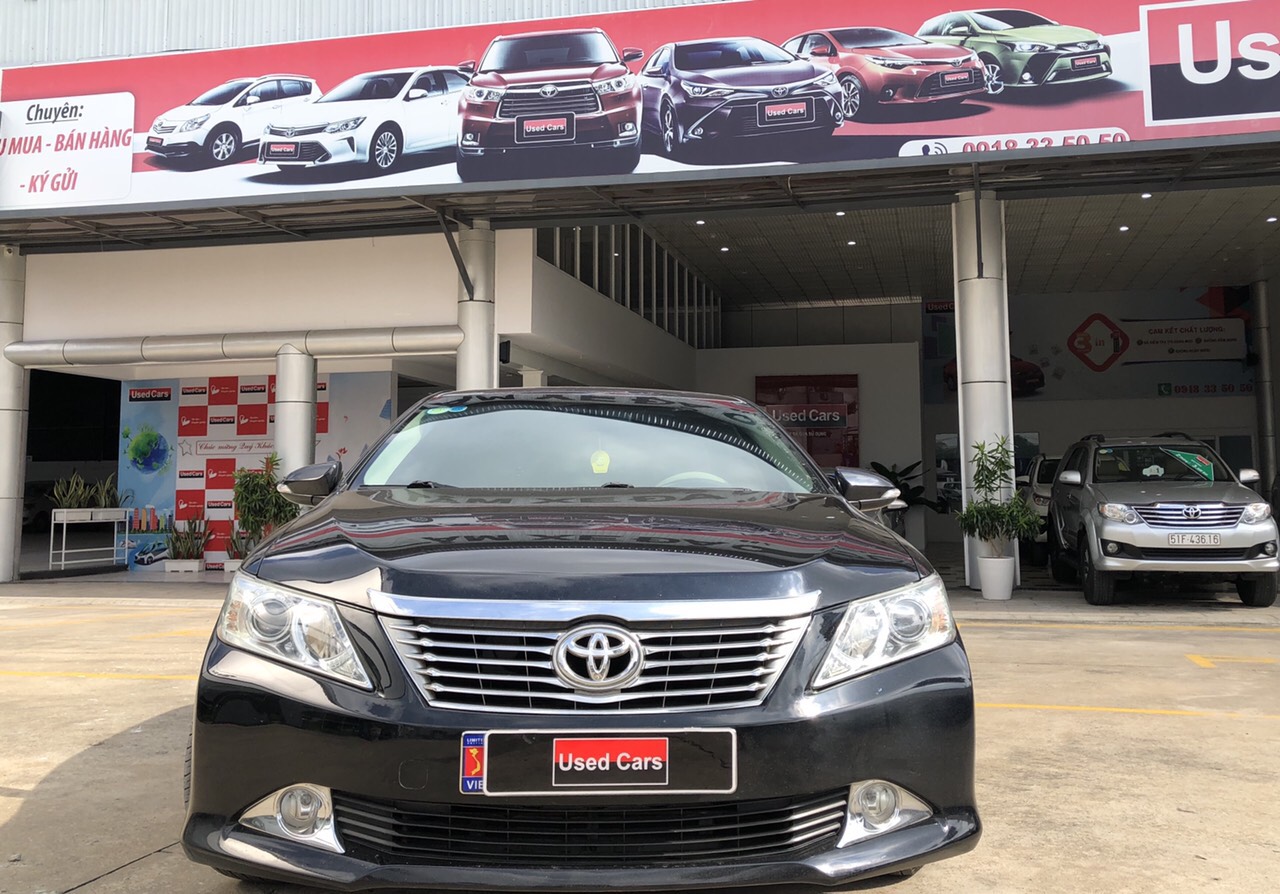 Toyota Camry 2.0E 2013 - Cần bán Toyota Camry 2.0E đời 2013, màu đen giá thương lượng