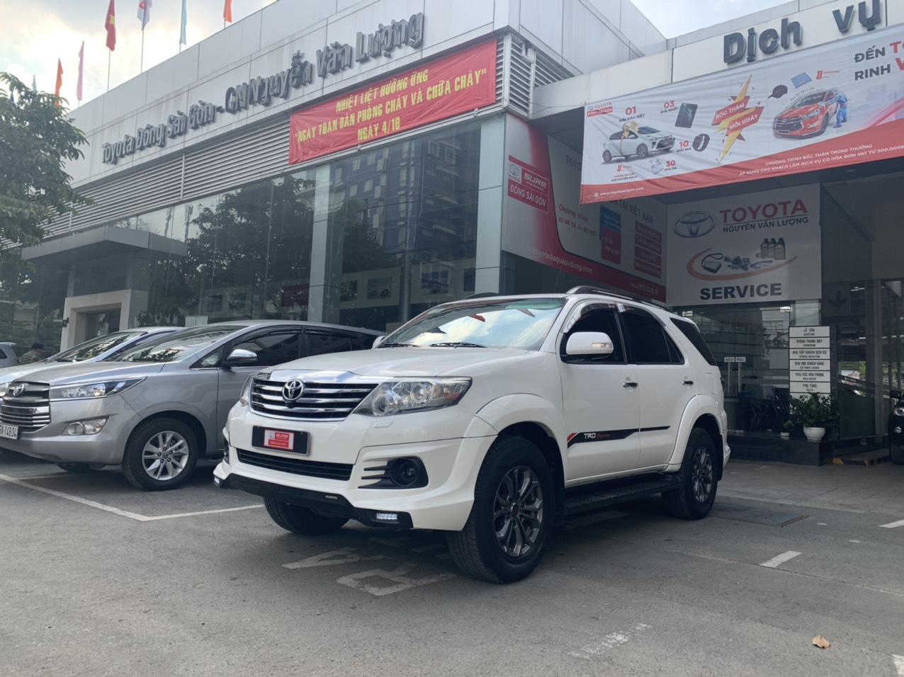 Toyota Fortuner TRD 2 Cầu 2015 - Bán Toyota Fortuner TRD 2 cầu đời 2015, màu trắng siêu chất chạy 50.000km Giá sập sàn