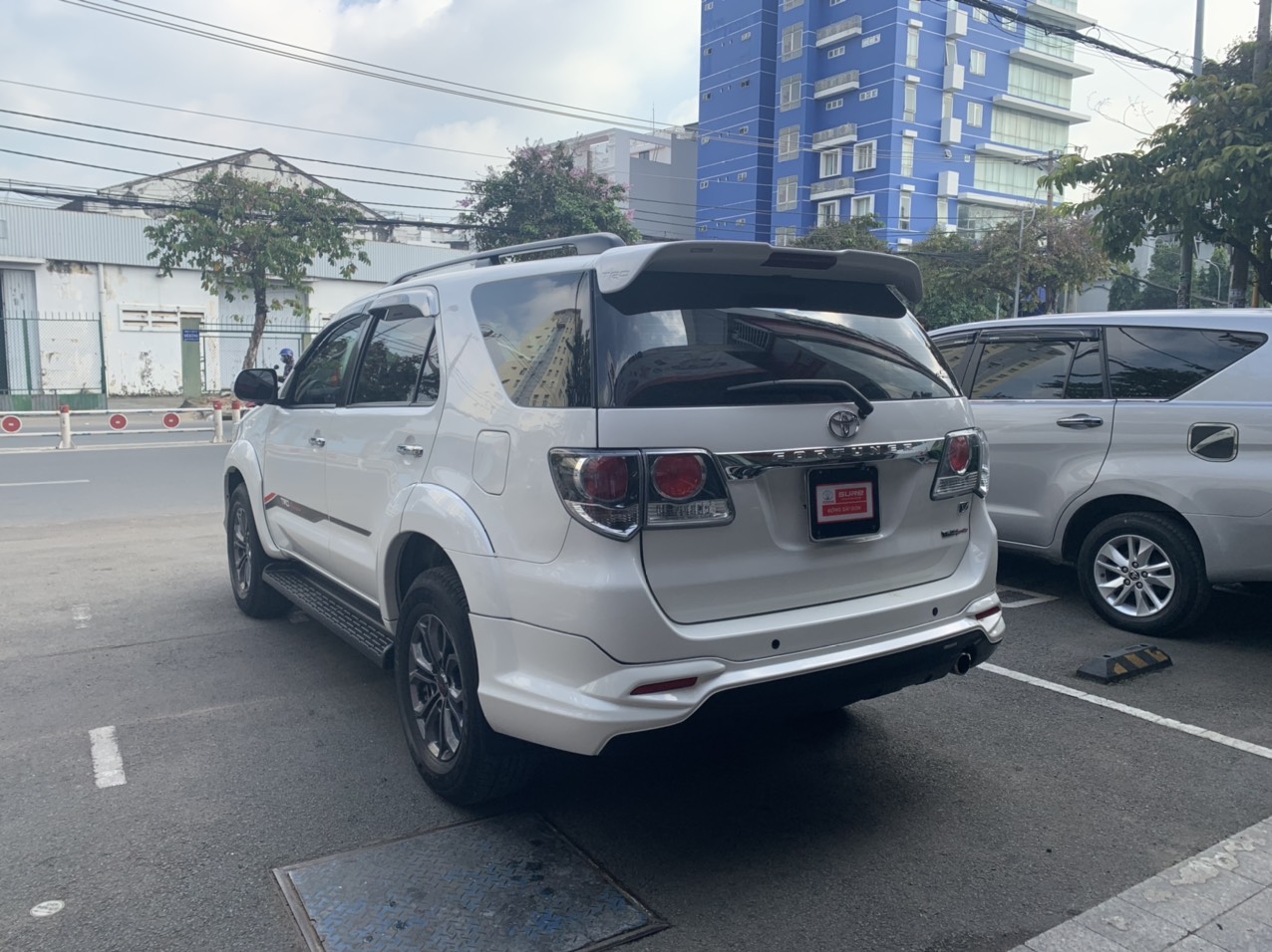 Toyota Fortuner TRD 2 Cầu 2015 - Bán Toyota Fortuner TRD 2 cầu đời 2015, màu trắng siêu chất chạy 50.000km Giá sập sàn