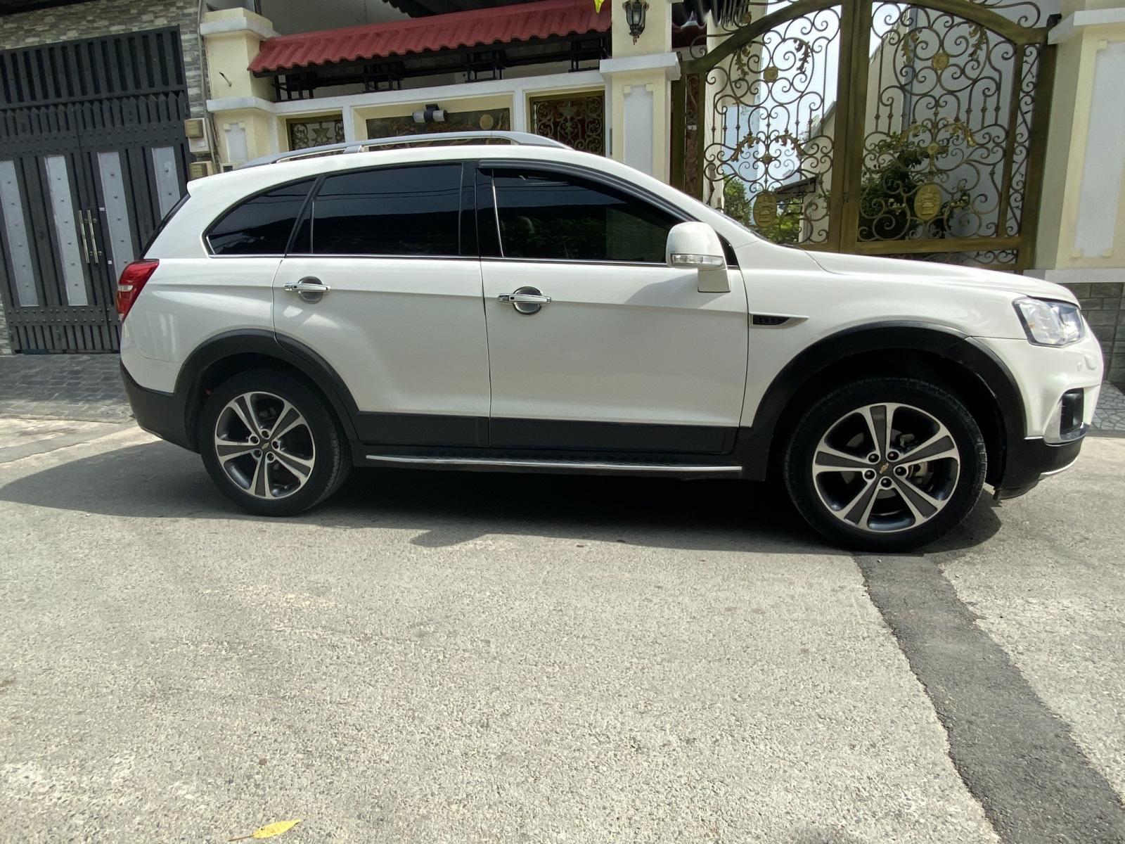 Chevrolet Captiva LTZ 2017 - Mình cần bán Chevrolet Captiva LTZ model 2017, trắng thể thao