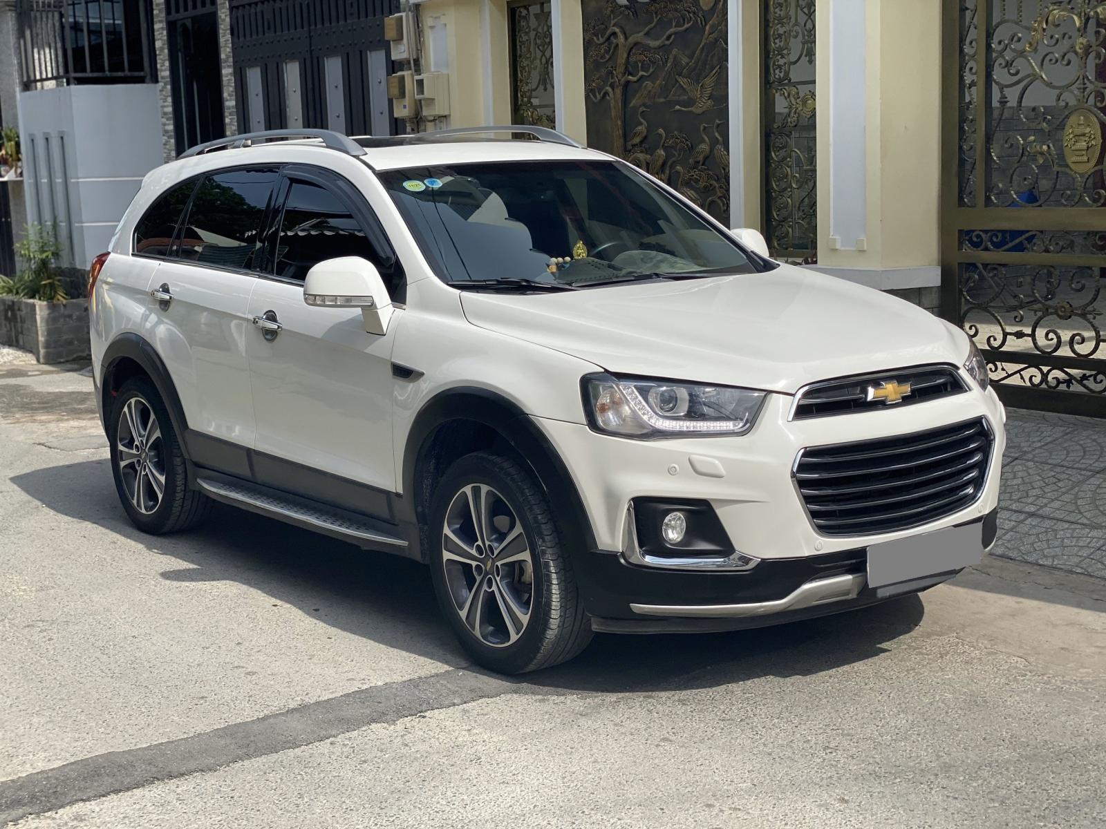 Chevrolet Captiva LTZ 2017 - Mình cần bán Chevrolet Captiva LTZ model 2017, trắng thể thao