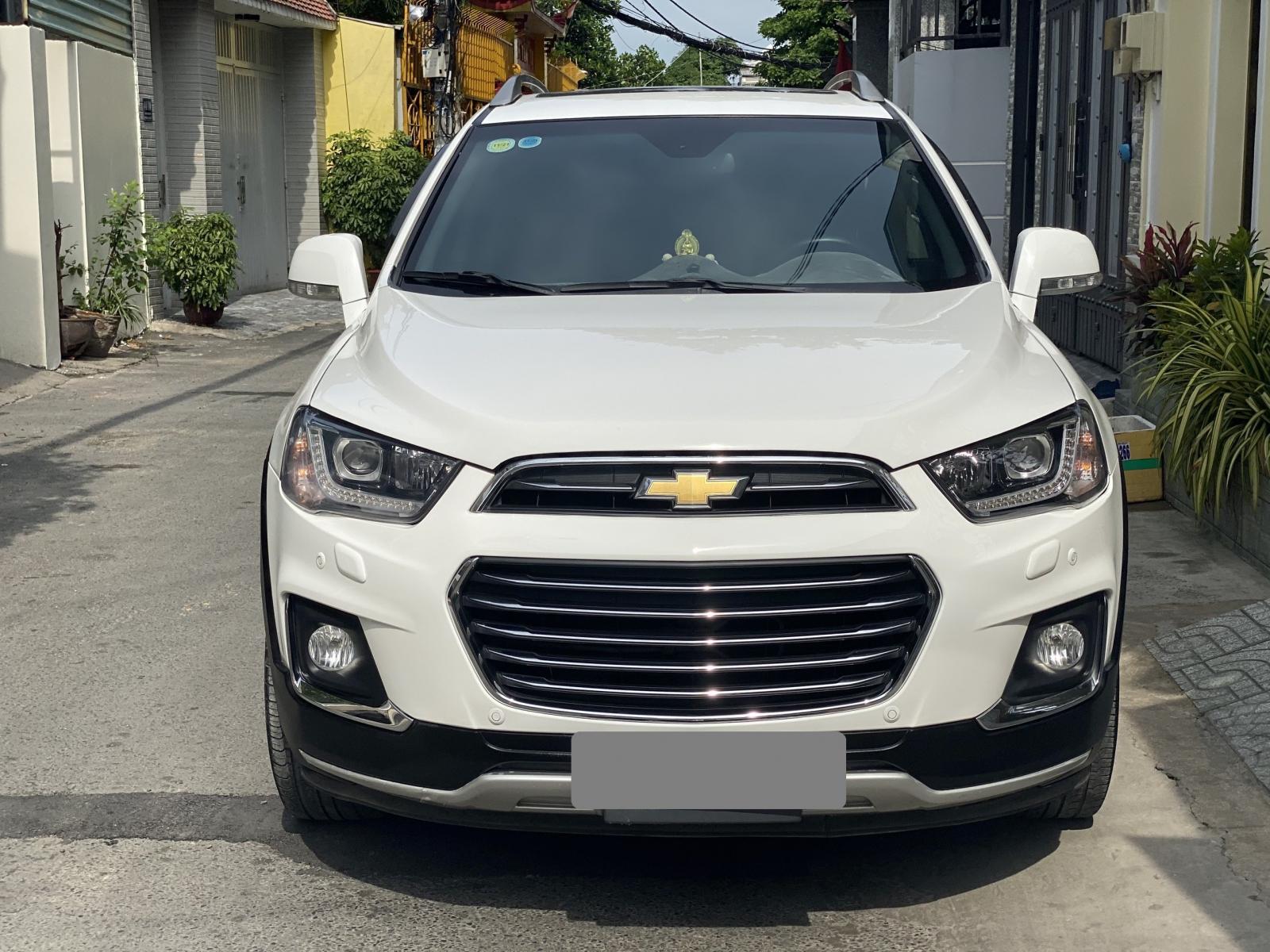 Chevrolet Captiva LTZ 2017 - Mình cần bán Chevrolet Captiva LTZ model 2017, trắng thể thao