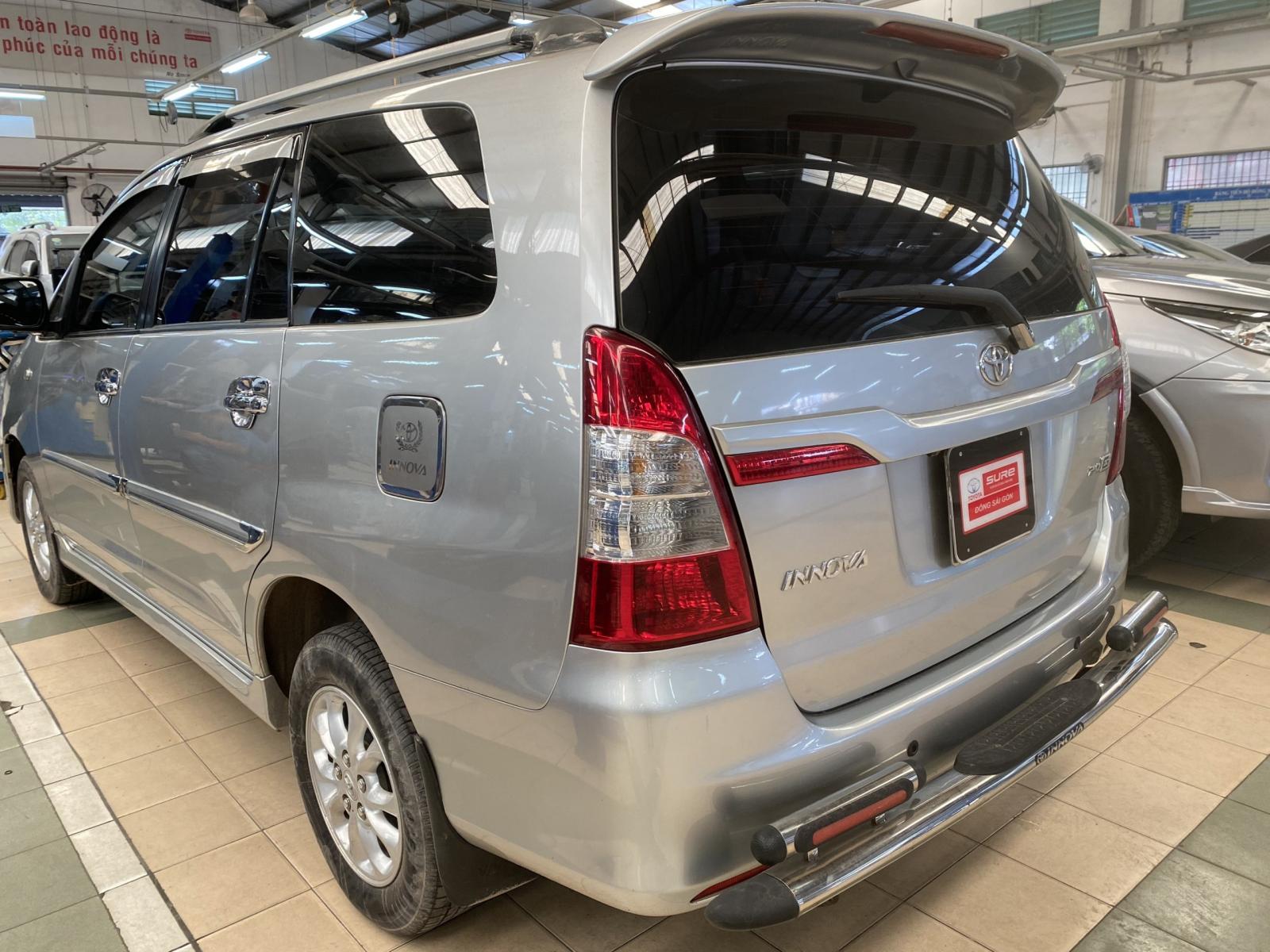 Toyota Innova 2.0 E 2014 - Bán Toyota Innova 2.0 E năm 2014, màu bạc  