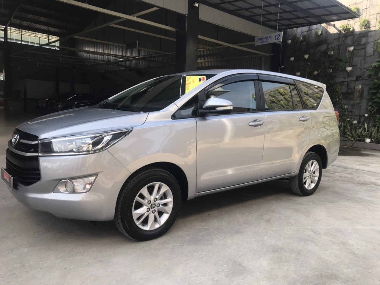 Toyota Innova 2.0E 2017 - Bán Toyota Innova 2.0E đời 2017, màu bạc