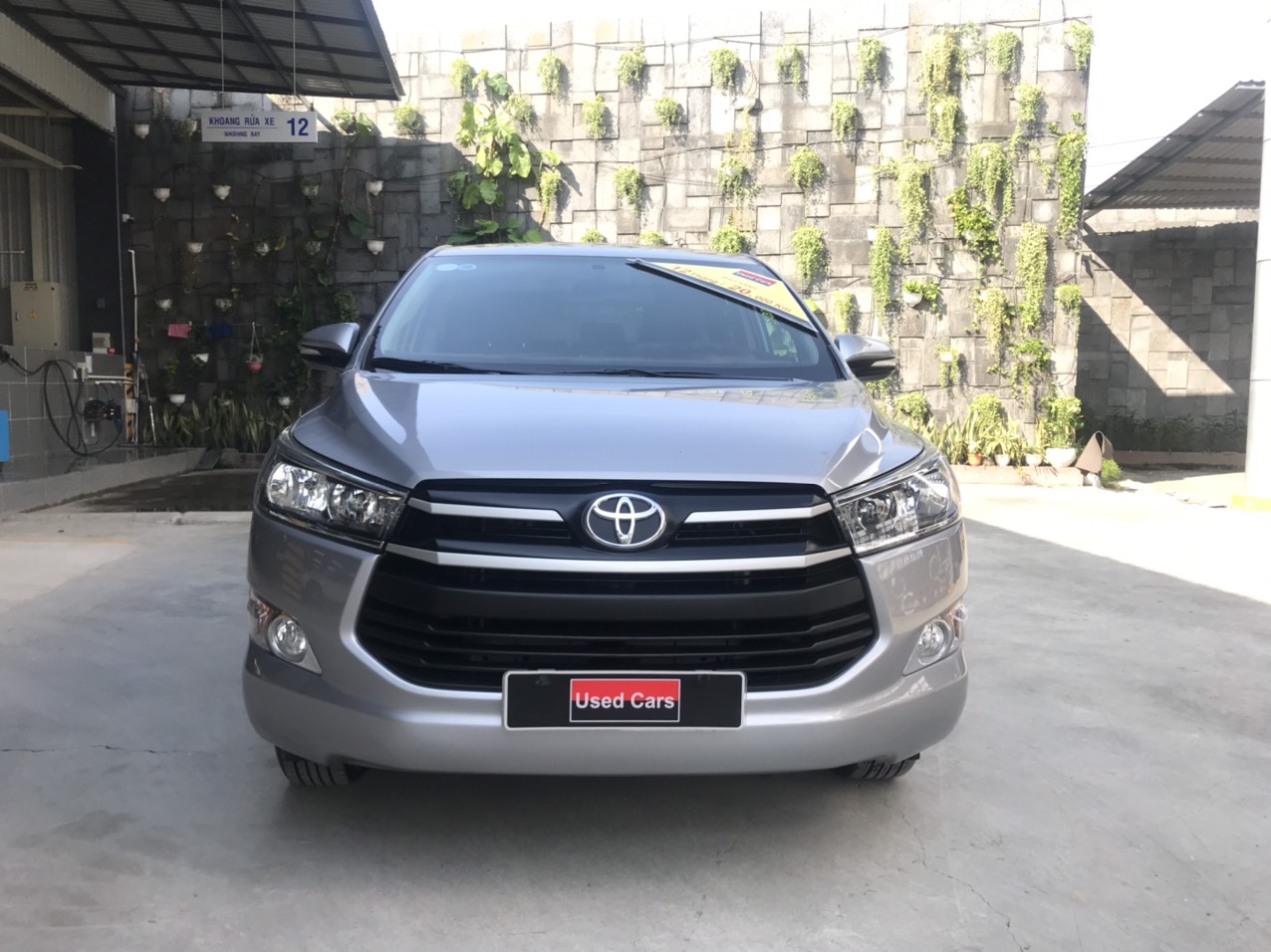 Toyota Innova 2.0E 2017 - Bán Toyota Innova 2.0E đời 2017, màu bạc