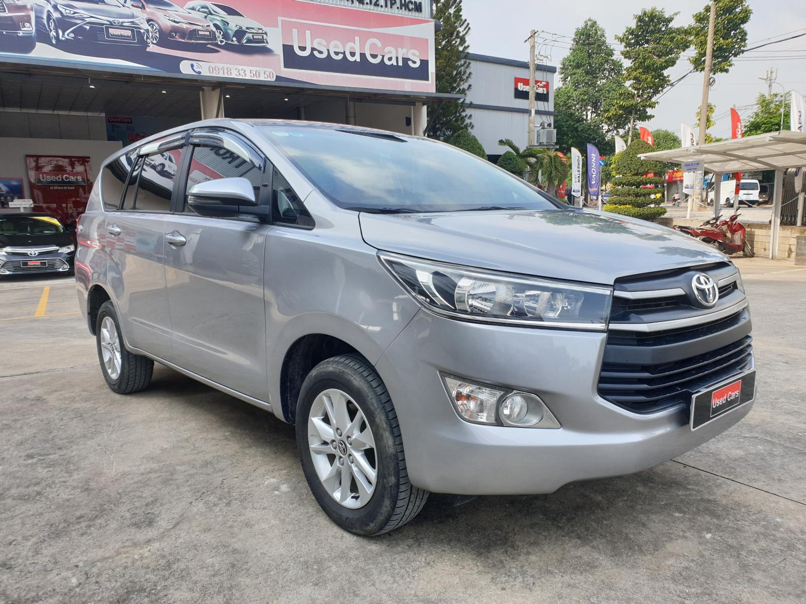 Toyota Innova 2018 - Cần bán Toyota Innova E đời 2018, màu bạc siêu chất -xe đẹp như mới - giá còn fix