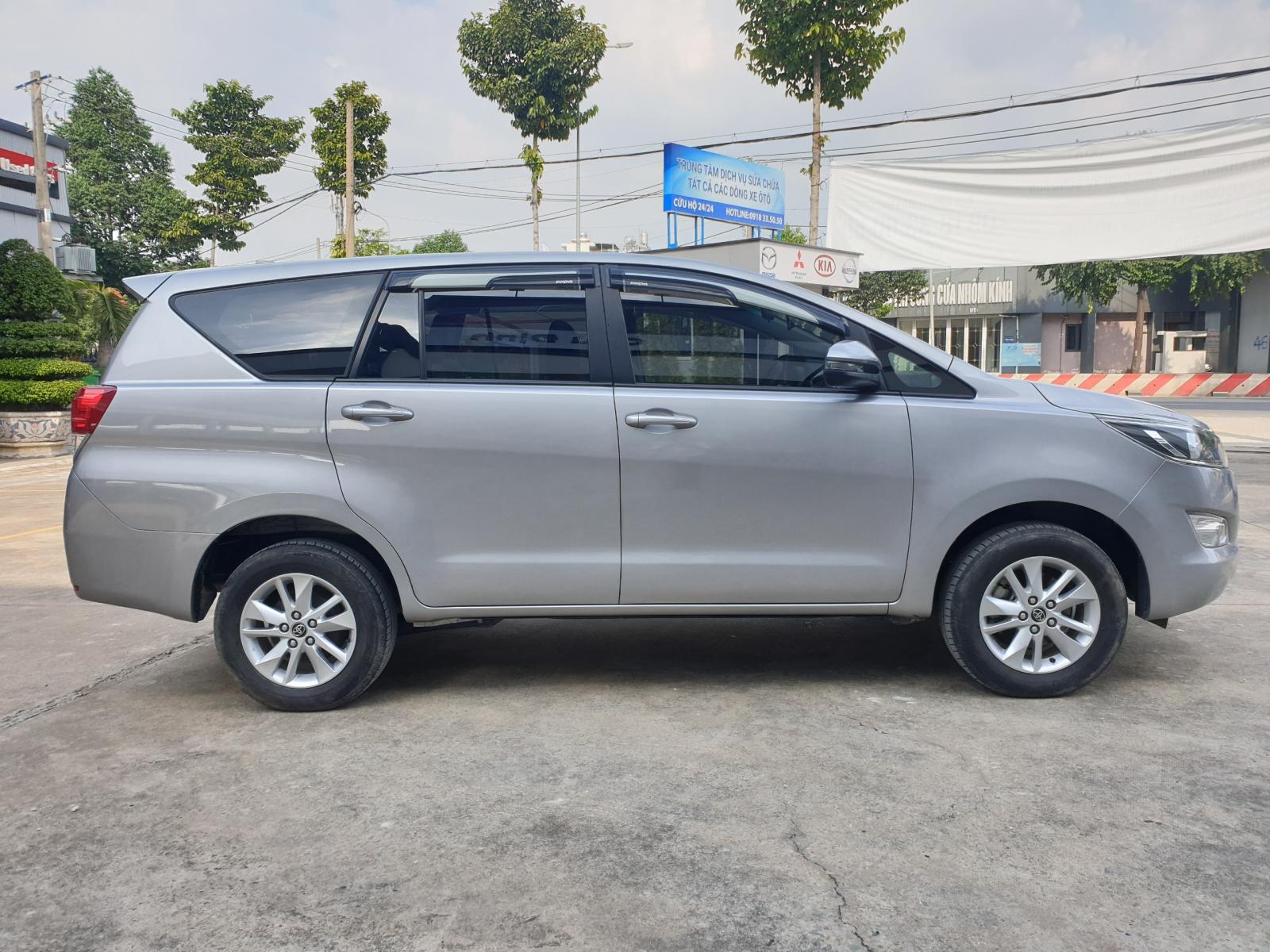 Toyota Innova 2018 - Cần bán Toyota Innova E đời 2018, màu bạc siêu chất -xe đẹp như mới - giá còn fix