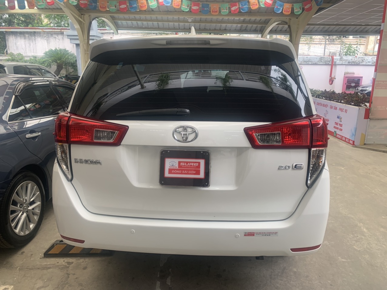 Toyota Innova 2016 - Bán ô tô Toyota Innova 2.0E sản xuất 2016, màu trắng biển SG đẹp long lanh - giá còn fix