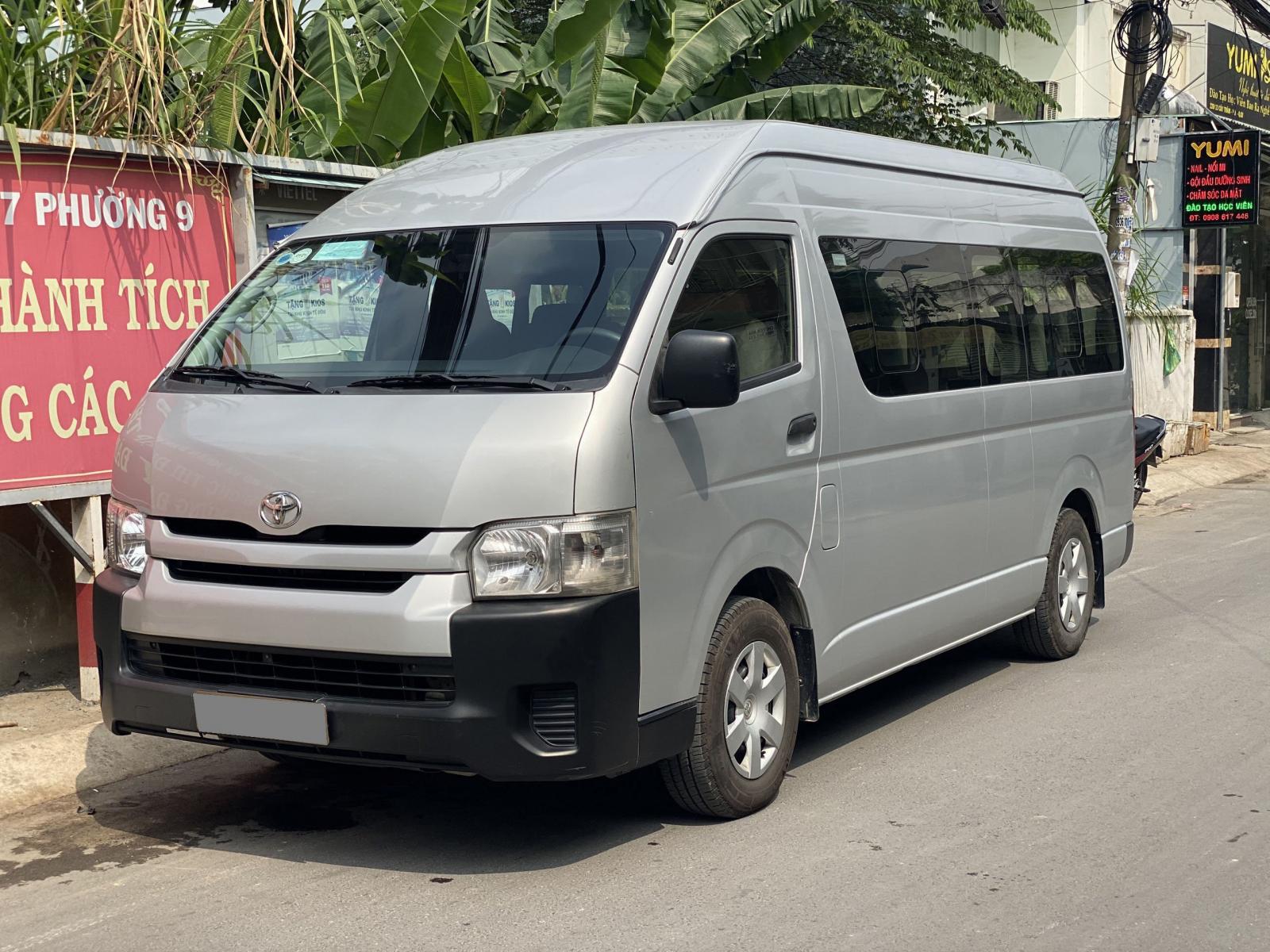 Toyota Hiace 2016 - Bán Toyota Hiace màu bạc 2016 số sàn máy xăng nhập Nhật