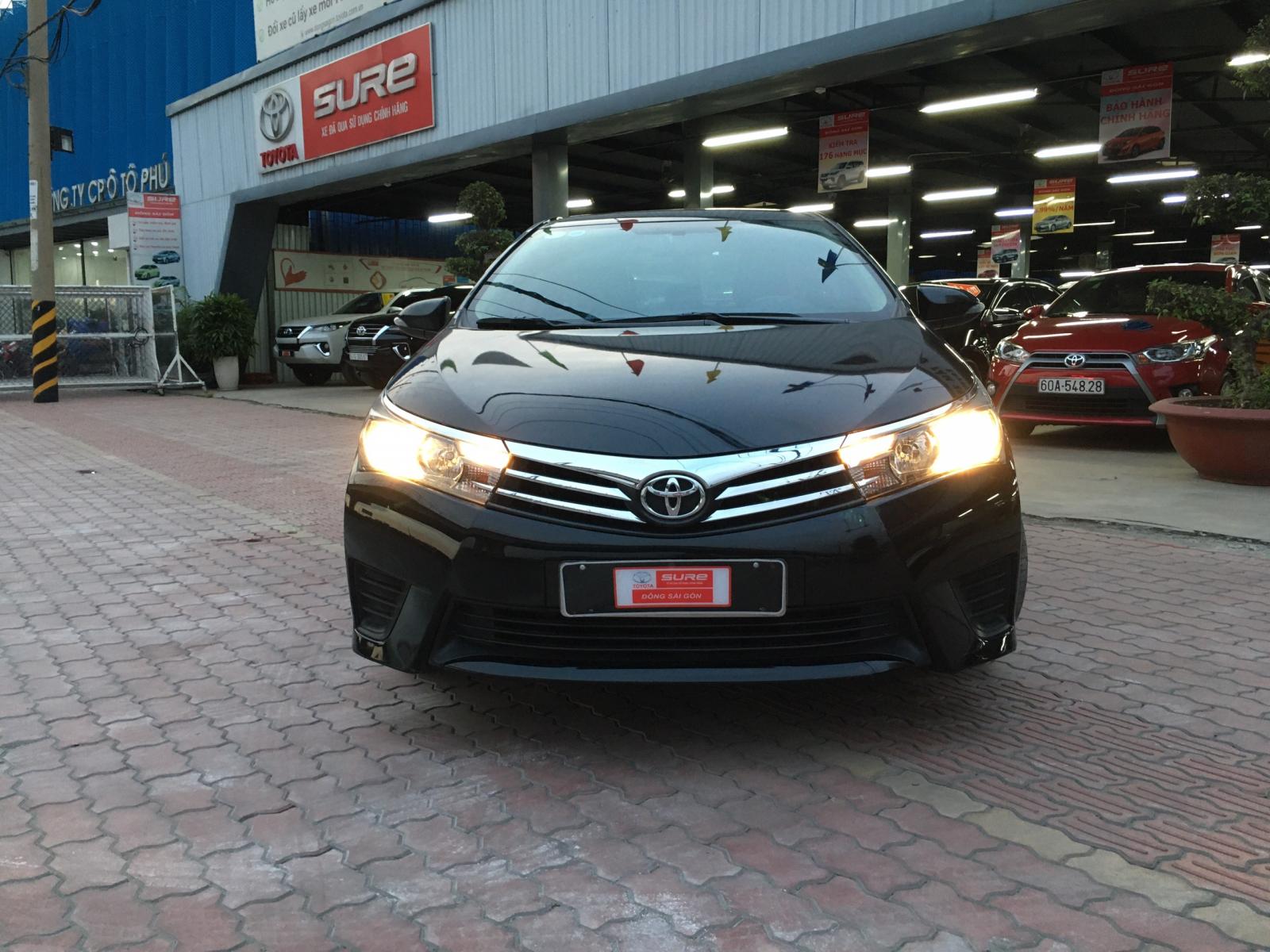 Toyota Corolla altis 1.8 MT 2014 - Bán xe Toyota Corolla altis 1.8 MT đời 2014, màu đen siêu chất chạy mới 55.000km giá cực mềm