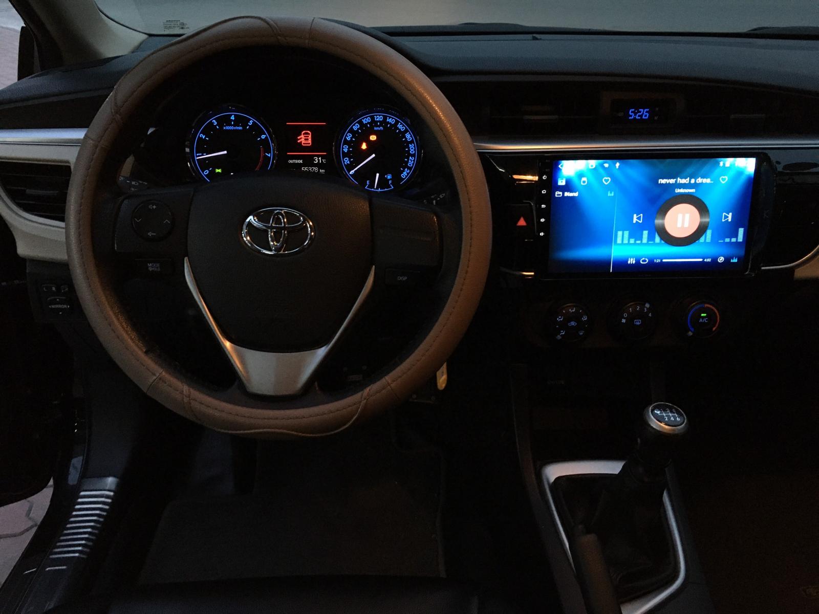 Toyota Corolla altis 1.8 MT 2014 - Bán xe Toyota Corolla altis 1.8 MT đời 2014, màu đen siêu chất chạy mới 55.000km giá cực mềm