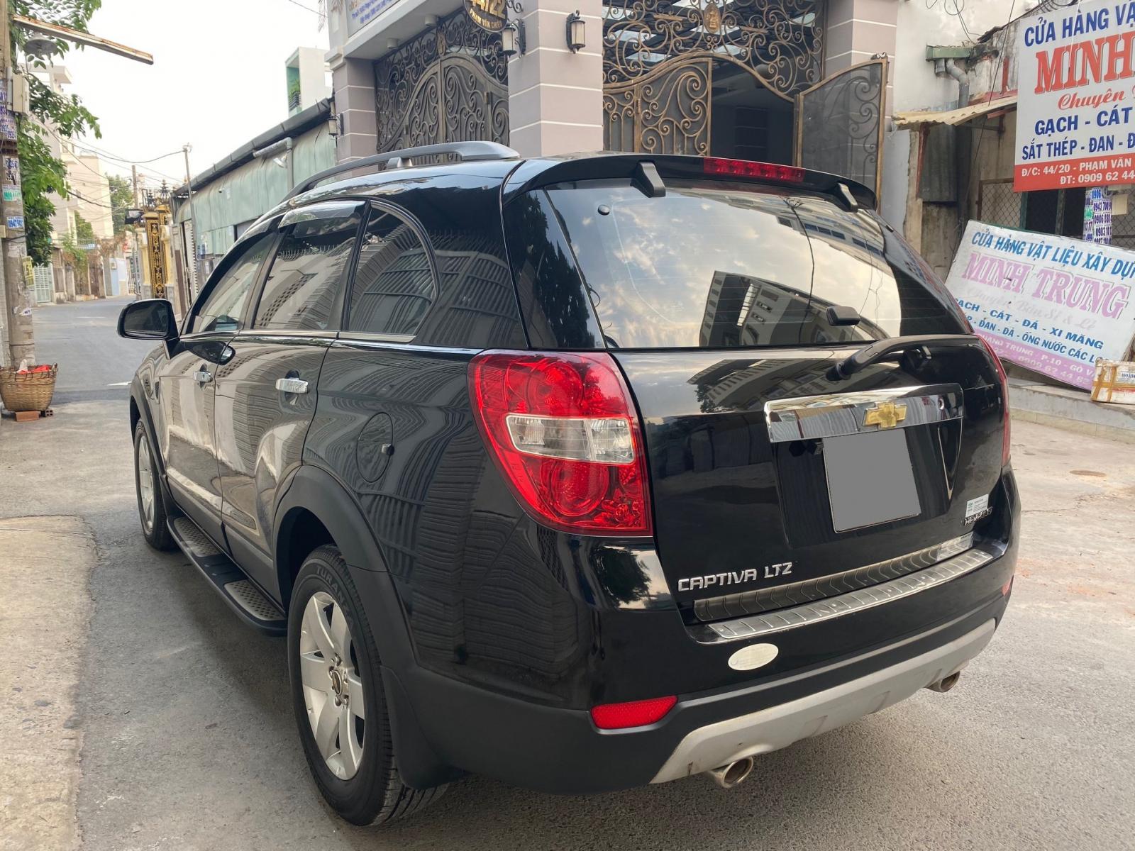 Chevrolet Captiva 2008 - Gia đình mình cần bán Chevrolet captiva LTZ 2008, số tự động, màu đen