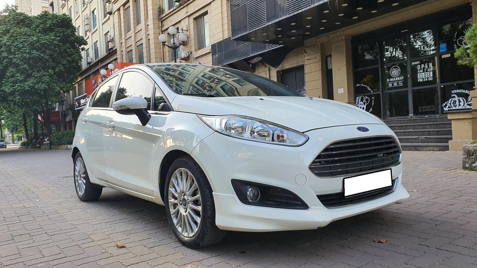 Ford Fiesta 2017 - Nhà mình bán Ford Fiesta 2017, tự động, bản 1.5, màu trắng 