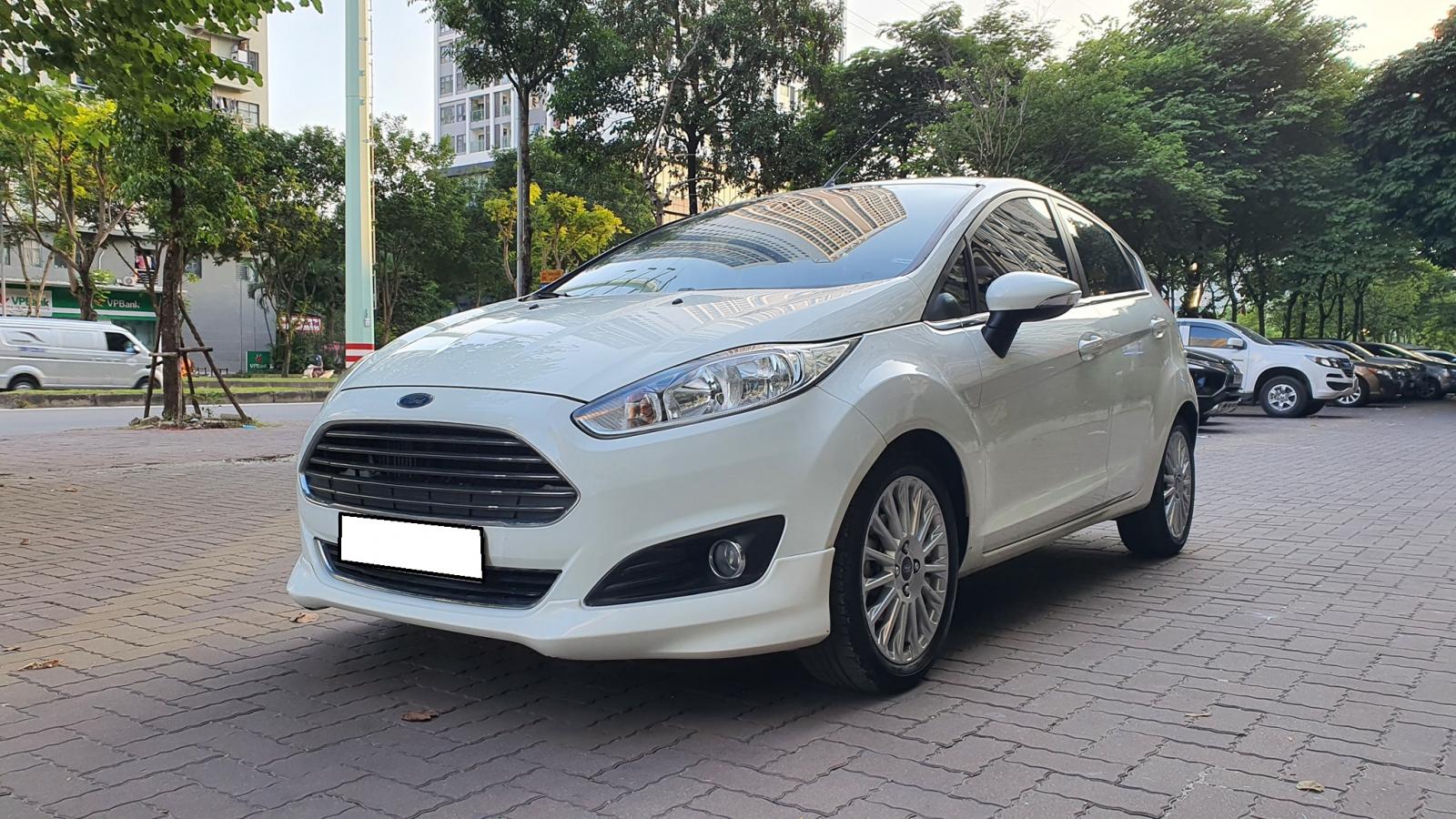 Ford Fiesta 2017 - Nhà mình bán Ford Fiesta 2017, tự động, bản 1.5, màu trắng 