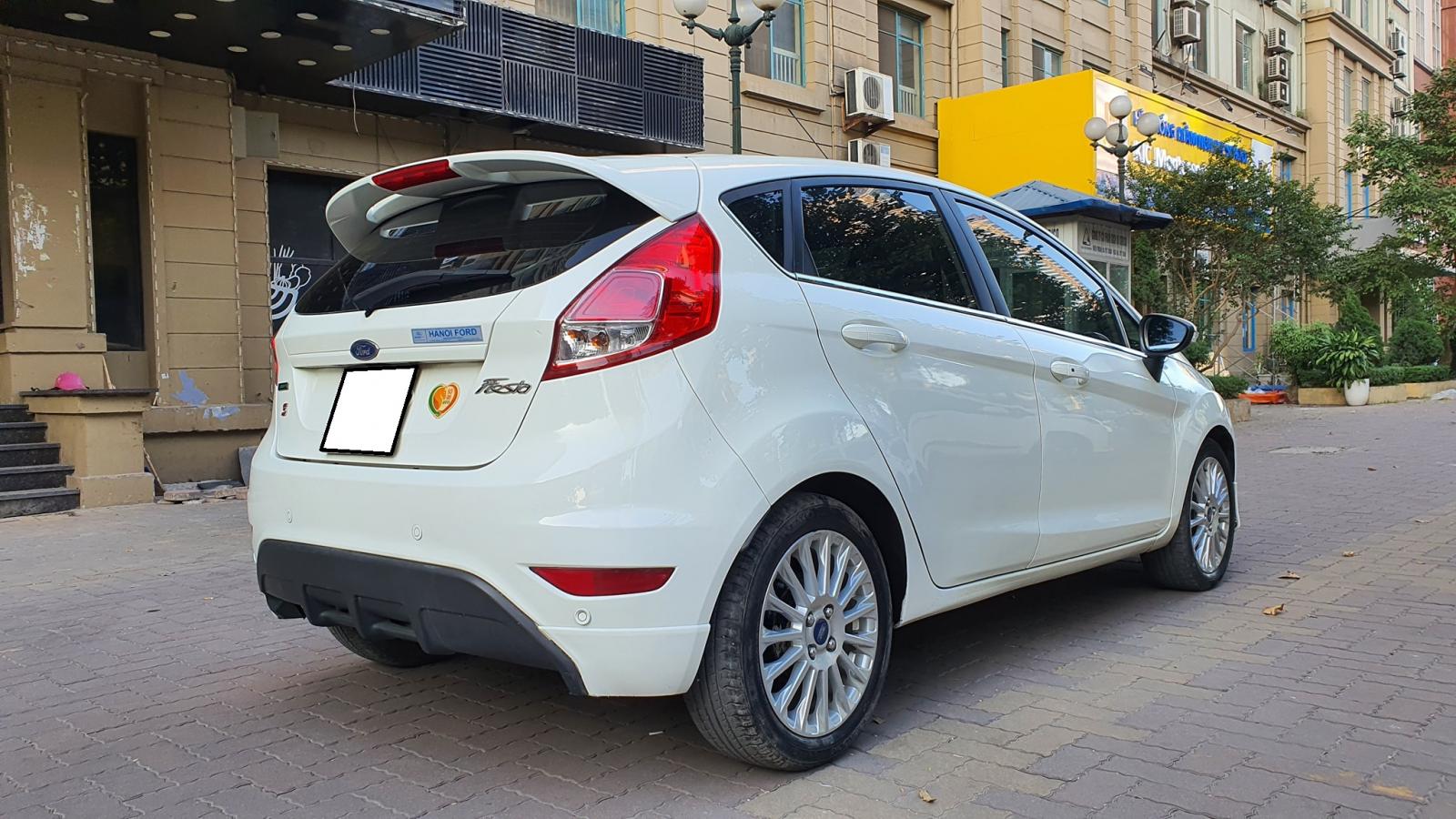 Ford Fiesta 2017 - Nhà mình bán Ford Fiesta 2017, tự động, bản 1.5, màu trắng 