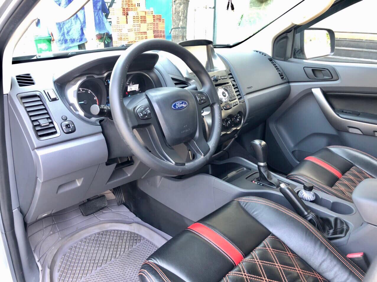 Ford Ranger 2015 - Nhà tôi cần bán Ford Ranger 2015, tự động, máy dầu, một cầu màu xám