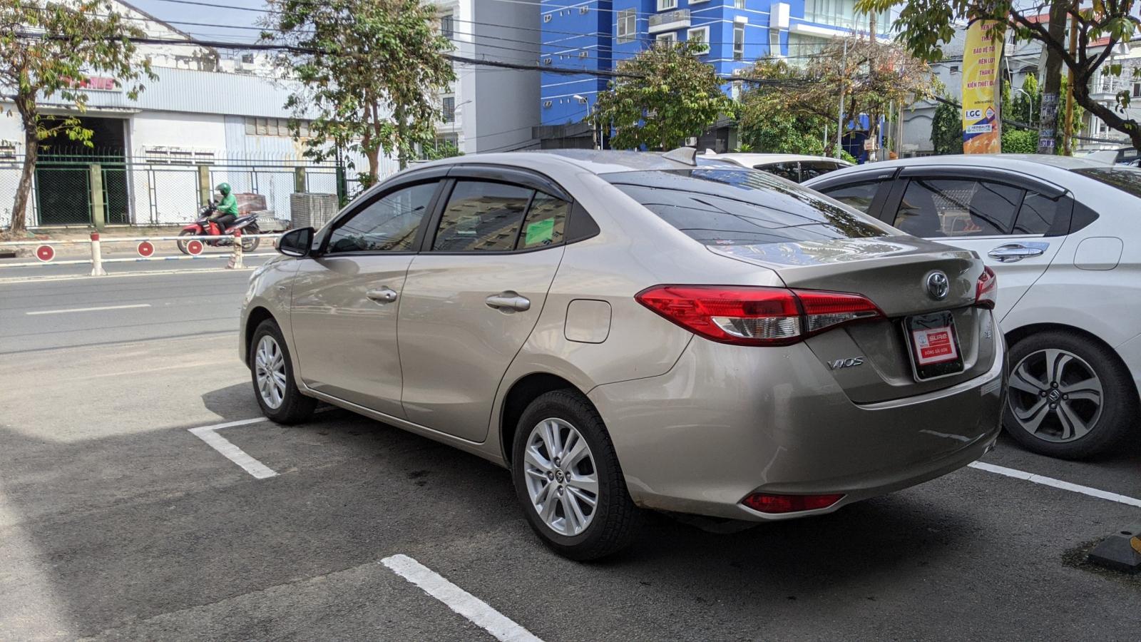 Toyota Vios E MT 2018 - Bán Toyota Vios E MT đời 2018, màu nâu vàng, lướt 13.000km giá cực mền