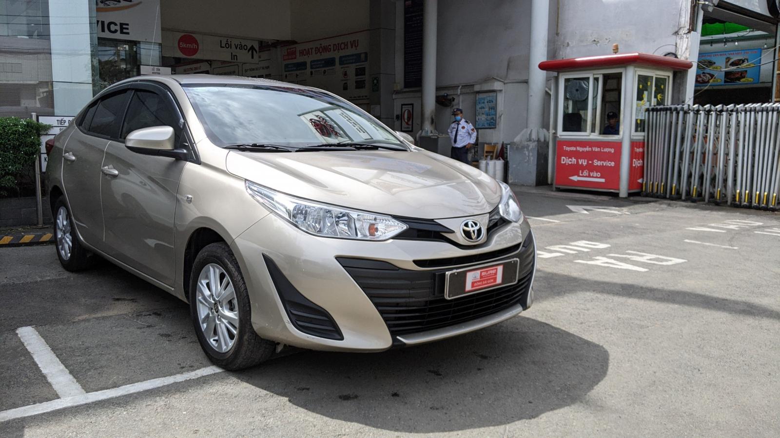 Toyota Vios E MT 2018 - Bán Toyota Vios E MT đời 2018, màu nâu vàng, lướt 13.000km giá cực mền