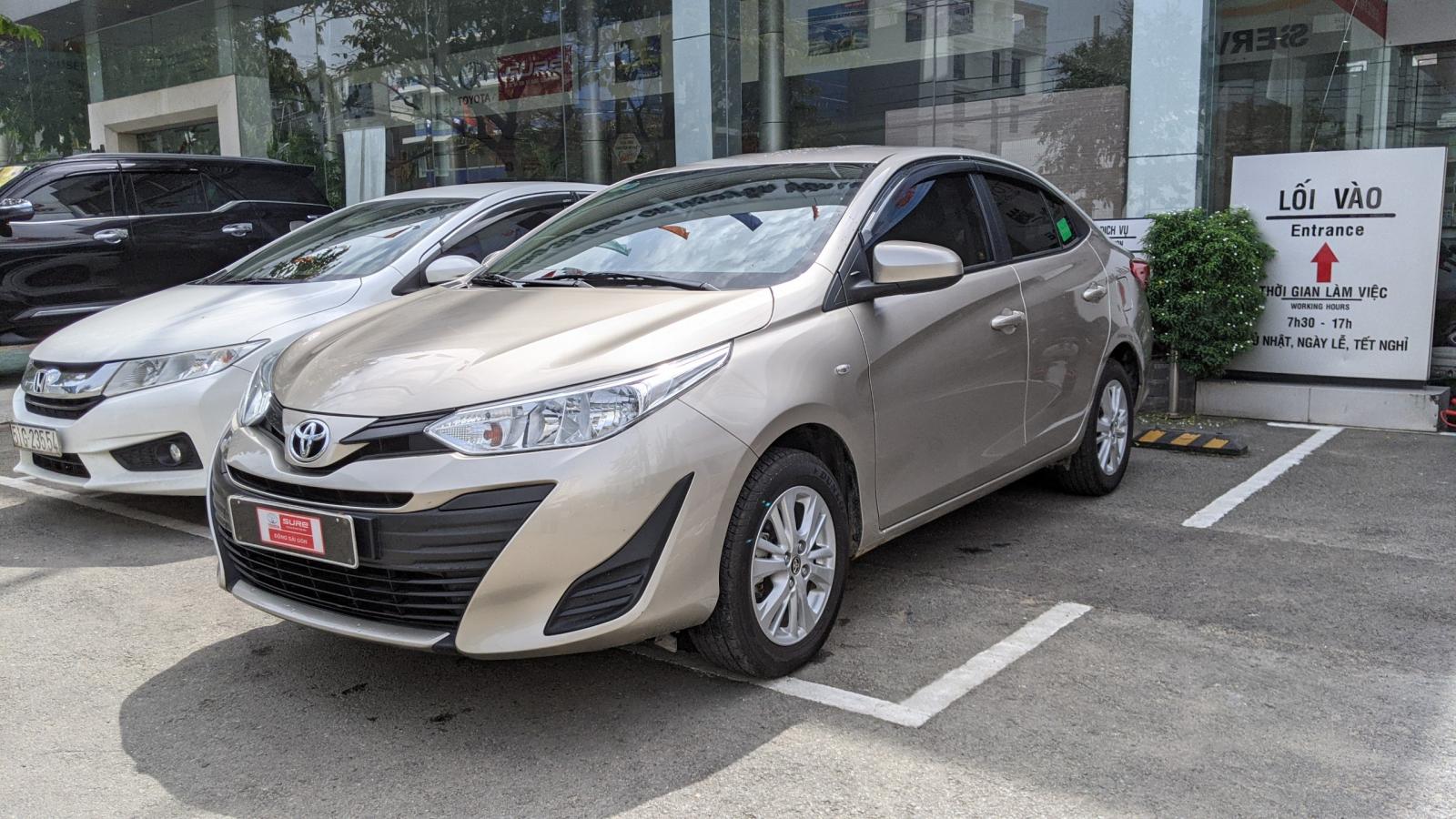 Toyota Vios E MT 2018 - Bán Toyota Vios E MT đời 2018, màu nâu vàng, lướt 13.000km giá cực mền