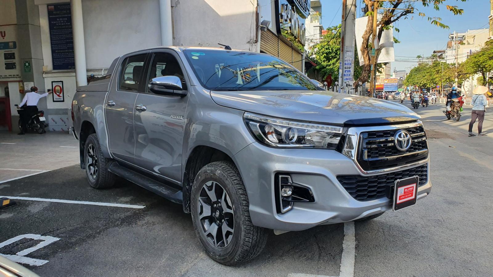 Toyota Hilux   2019 - Cần bán gấp Toyota Hilux 2.8 4x4 số tự động đời 2019, màu bạc lướt 17000km giá cực tốt