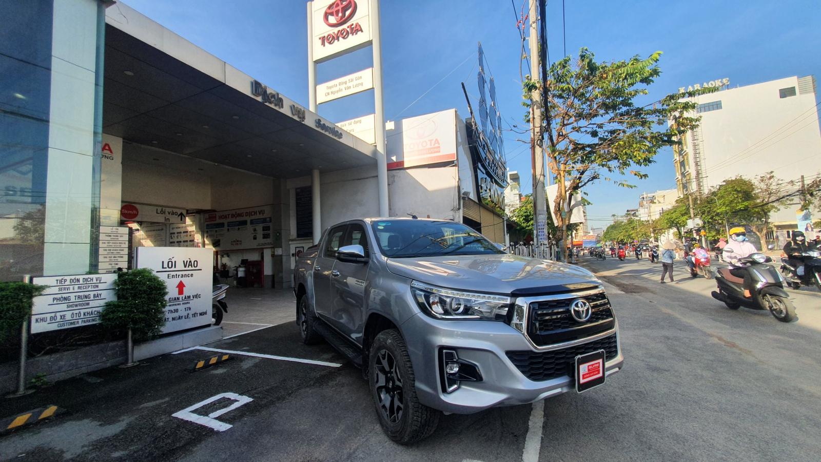 Toyota Hilux   2019 - Cần bán gấp Toyota Hilux 2.8 4x4 số tự động đời 2019, màu bạc lướt 17000km giá cực tốt