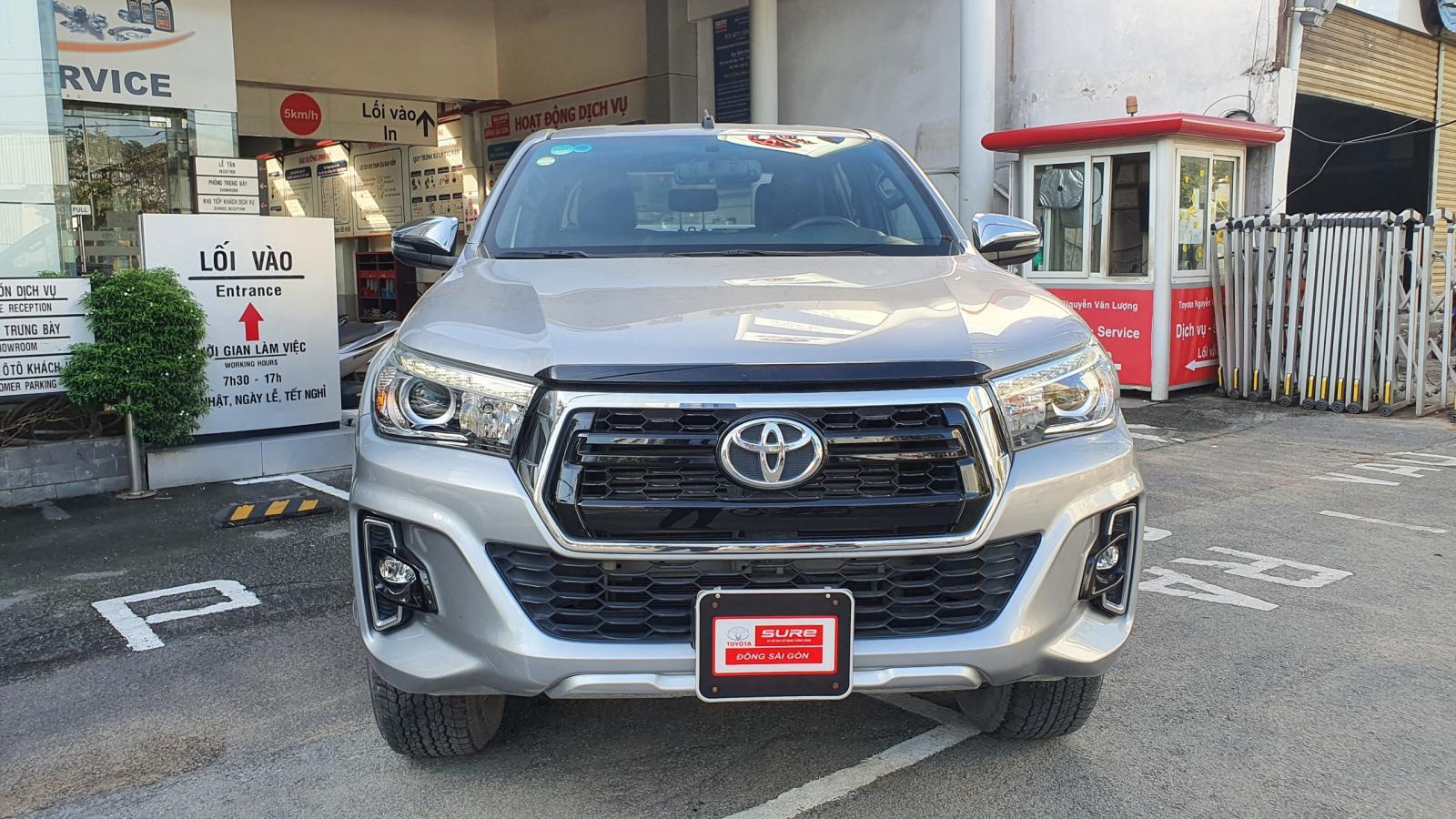 Toyota Hilux   2019 - Cần bán gấp Toyota Hilux 2.8 4x4 số tự động đời 2019, màu bạc lướt 17000km giá cực tốt