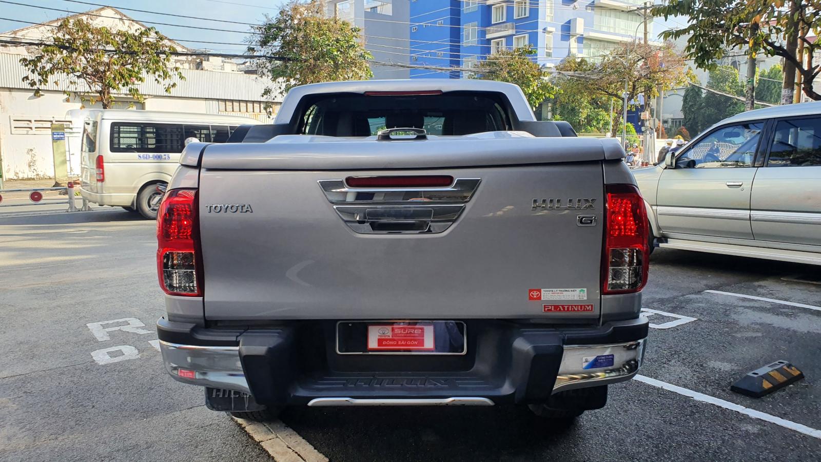 Toyota Hilux   2019 - Cần bán gấp Toyota Hilux 2.8 4x4 số tự động đời 2019, màu bạc lướt 17000km giá cực tốt