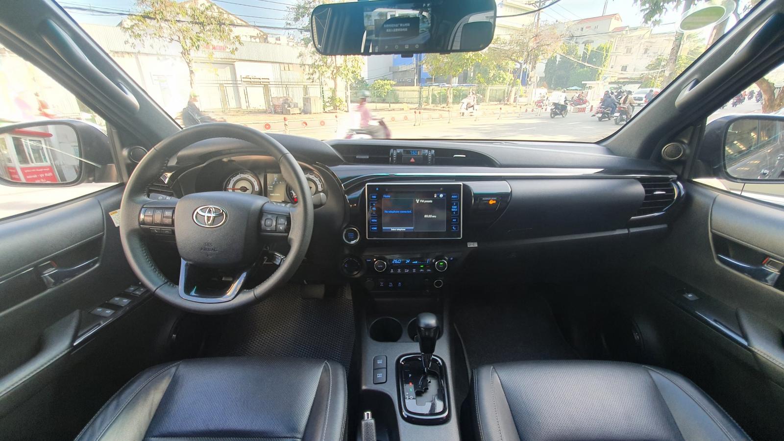 Toyota Hilux   2019 - Cần bán gấp Toyota Hilux 2.8 4x4 số tự động đời 2019, màu bạc lướt 17000km giá cực tốt