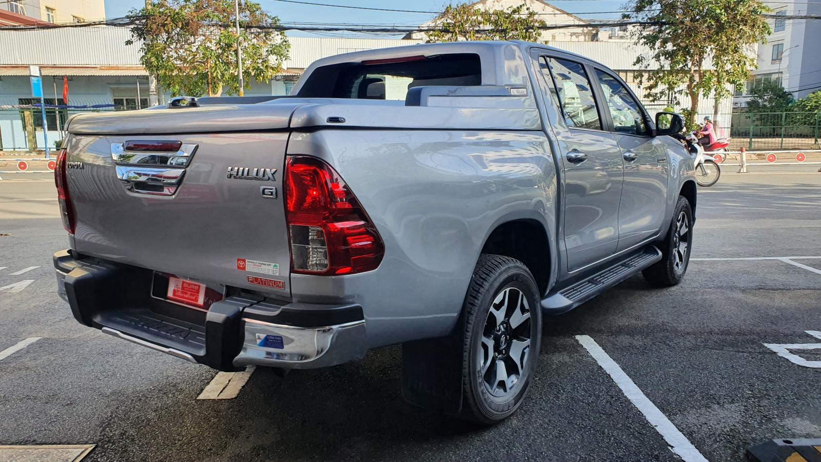 Toyota Hilux   2019 - Cần bán gấp Toyota Hilux 2.8 4x4 số tự động đời 2019, màu bạc lướt 17000km giá cực tốt