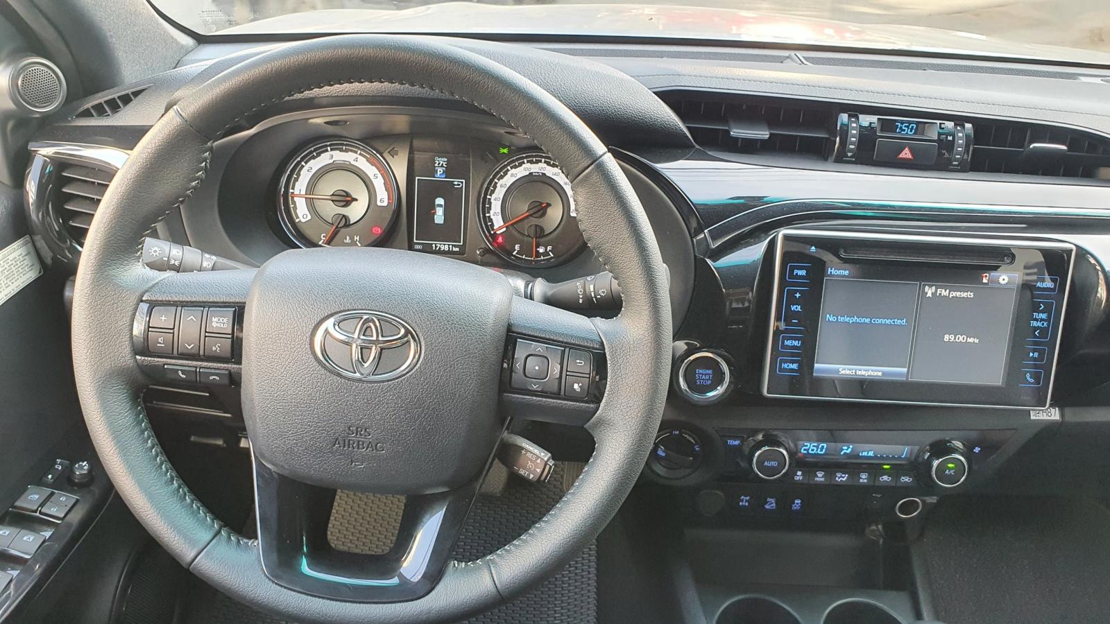 Toyota Hilux   2019 - Cần bán gấp Toyota Hilux 2.8 4x4 số tự động đời 2019, màu bạc lướt 17000km giá cực tốt