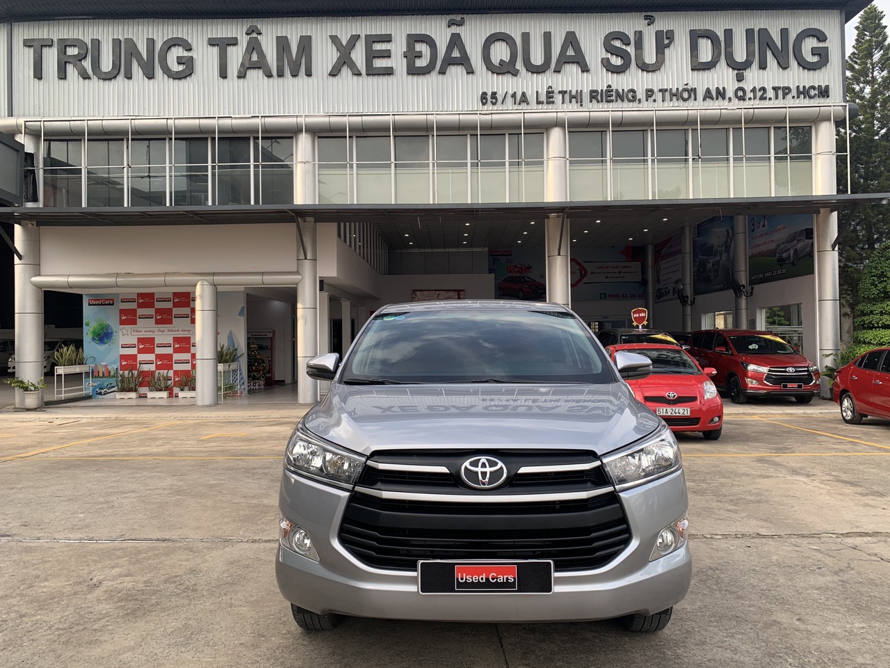 Toyota Innova 2.0E 2019 - Cần bán gấp Toyota Innova 2.0E đời 2019, màu bạc full option, sơ cau chưa rớt -giá cực tốt