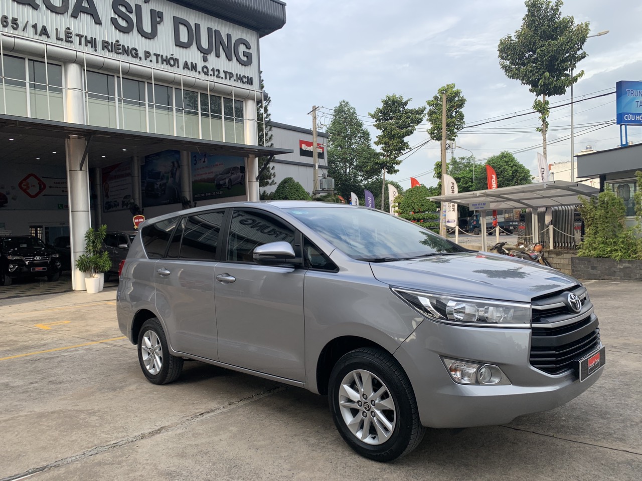 Toyota Innova 2.0E 2019 - Cần bán gấp Toyota Innova 2.0E đời 2019, màu bạc full option, sơ cau chưa rớt -giá cực tốt