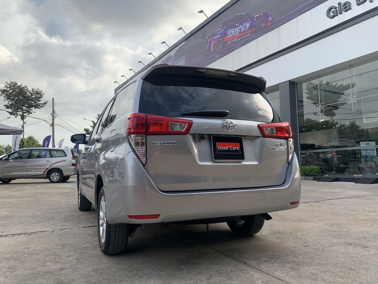 Toyota Innova 2.0E 2019 - Cần bán gấp Toyota Innova 2.0E đời 2019, màu bạc full option, sơ cau chưa rớt -giá cực tốt