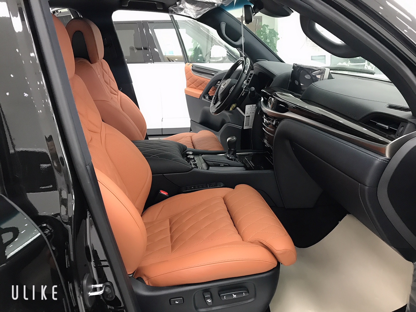 Lexus LX 570 2020 - Lexus LX570 MBS 4 ghế vip sản xuất 2020 siêu lướt 99.999% đi có 5000km không khác gì xe mới