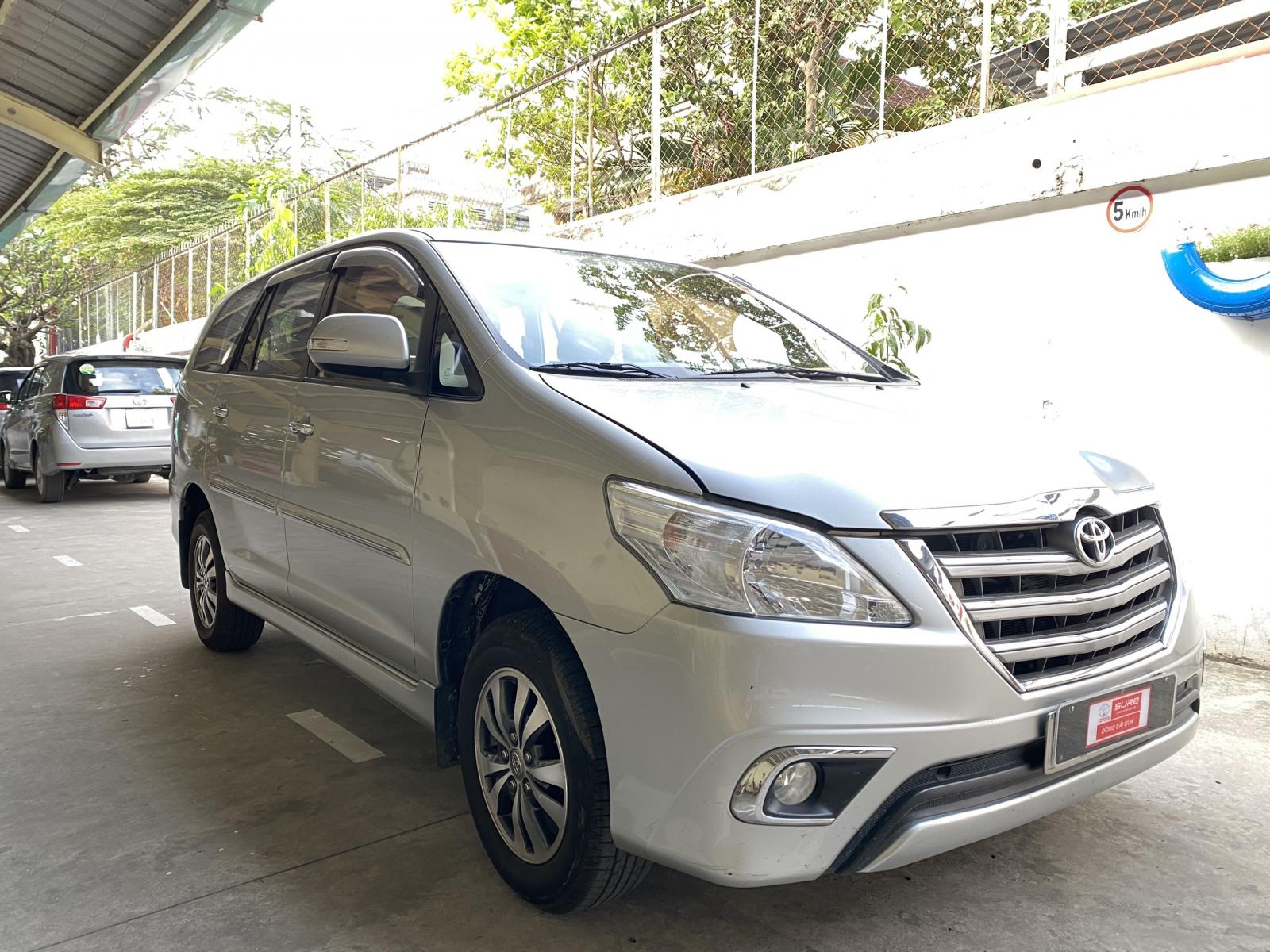 Toyota Innova 2016 - Cần bán xe Toyota Innova 2.0V sản xuất 2016, màu bạc biển SG odo 97.000km, giá tốt