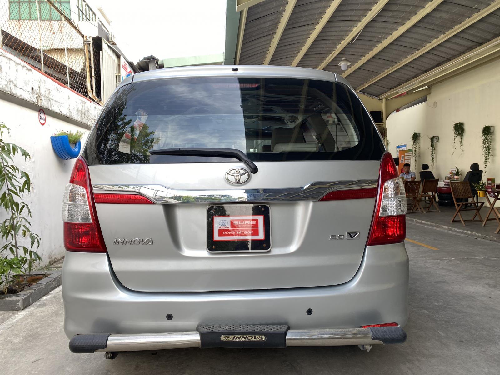 Toyota Innova 2016 - Cần bán xe Toyota Innova 2.0V sản xuất 2016, màu bạc biển SG odo 97.000km, giá tốt