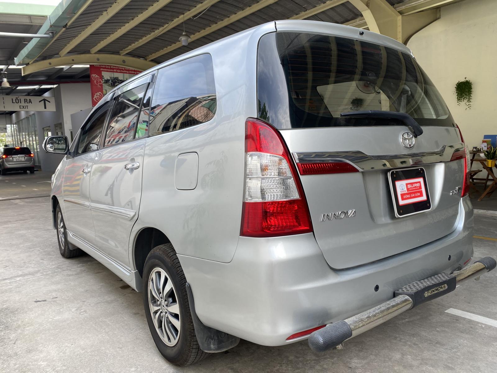 Toyota Innova 2016 - Cần bán xe Toyota Innova 2.0V sản xuất 2016, màu bạc biển SG odo 97.000km, giá tốt