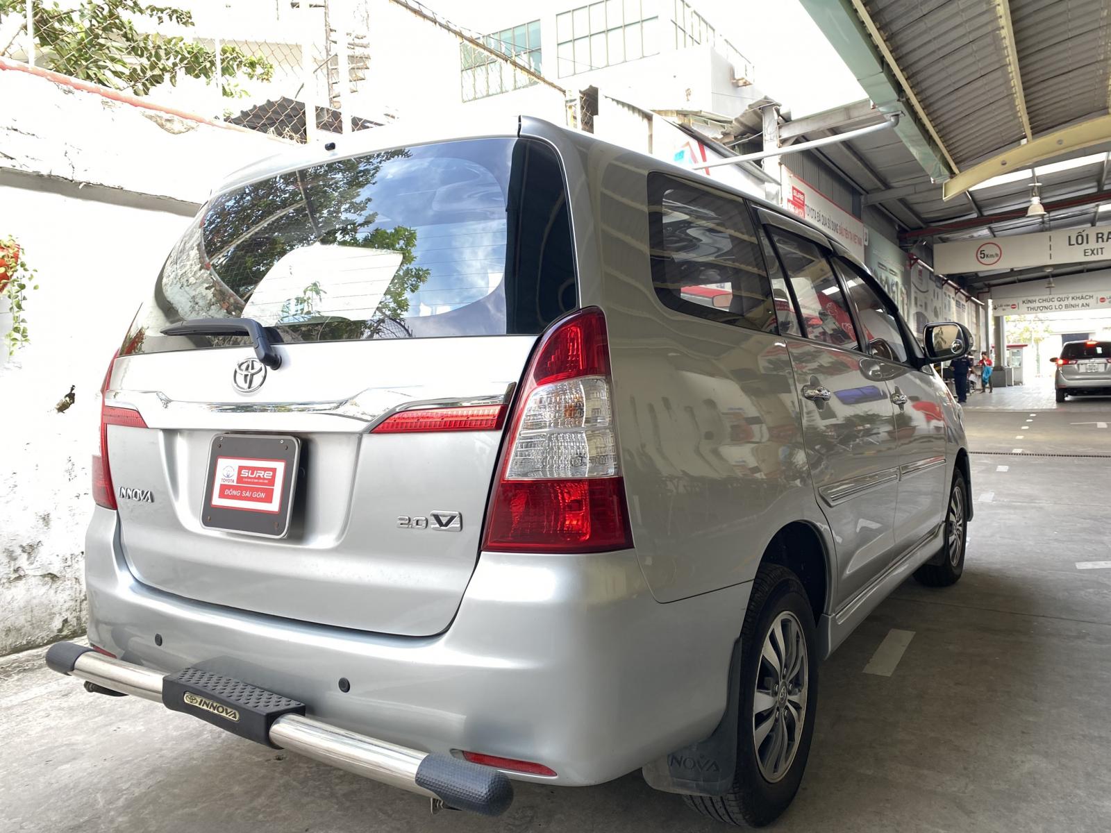 Toyota Innova 2016 - Cần bán xe Toyota Innova 2.0V sản xuất 2016, màu bạc biển SG odo 97.000km, giá tốt