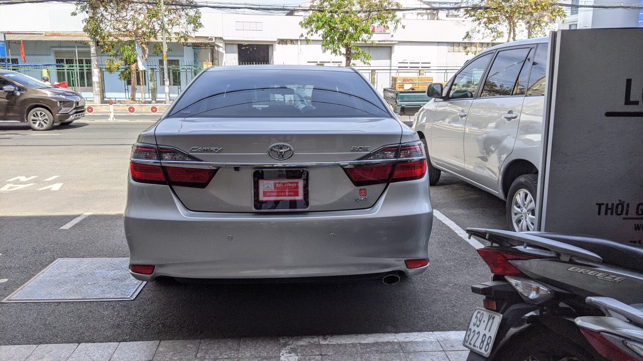 Toyota Camry 2.0 E 2017 - Bán Toyota Camry 2.0 E đời 2017, màu bạc