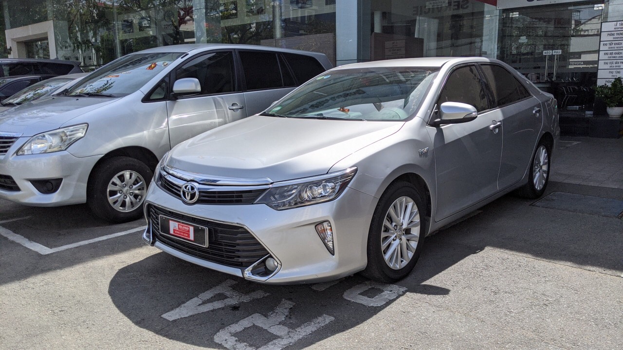 Toyota Camry 2.0 E 2017 - Bán Toyota Camry 2.0 E đời 2017, màu bạc