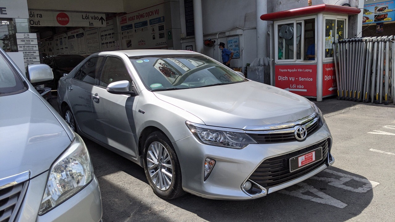 Toyota Camry 2.0 E 2017 - Bán Toyota Camry 2.0 E đời 2017, màu bạc