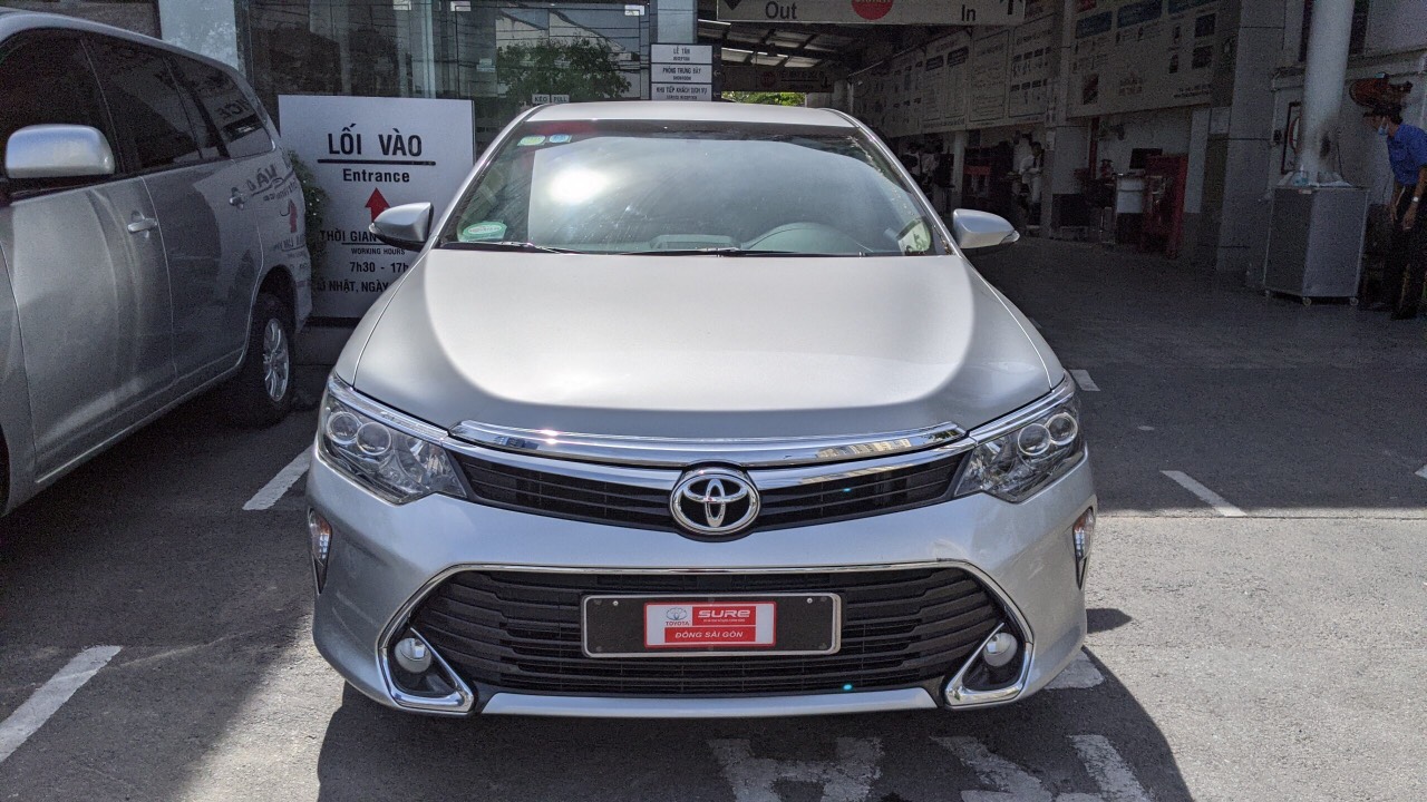 Toyota Camry 2.0 E 2017 - Bán Toyota Camry 2.0 E đời 2017, màu bạc