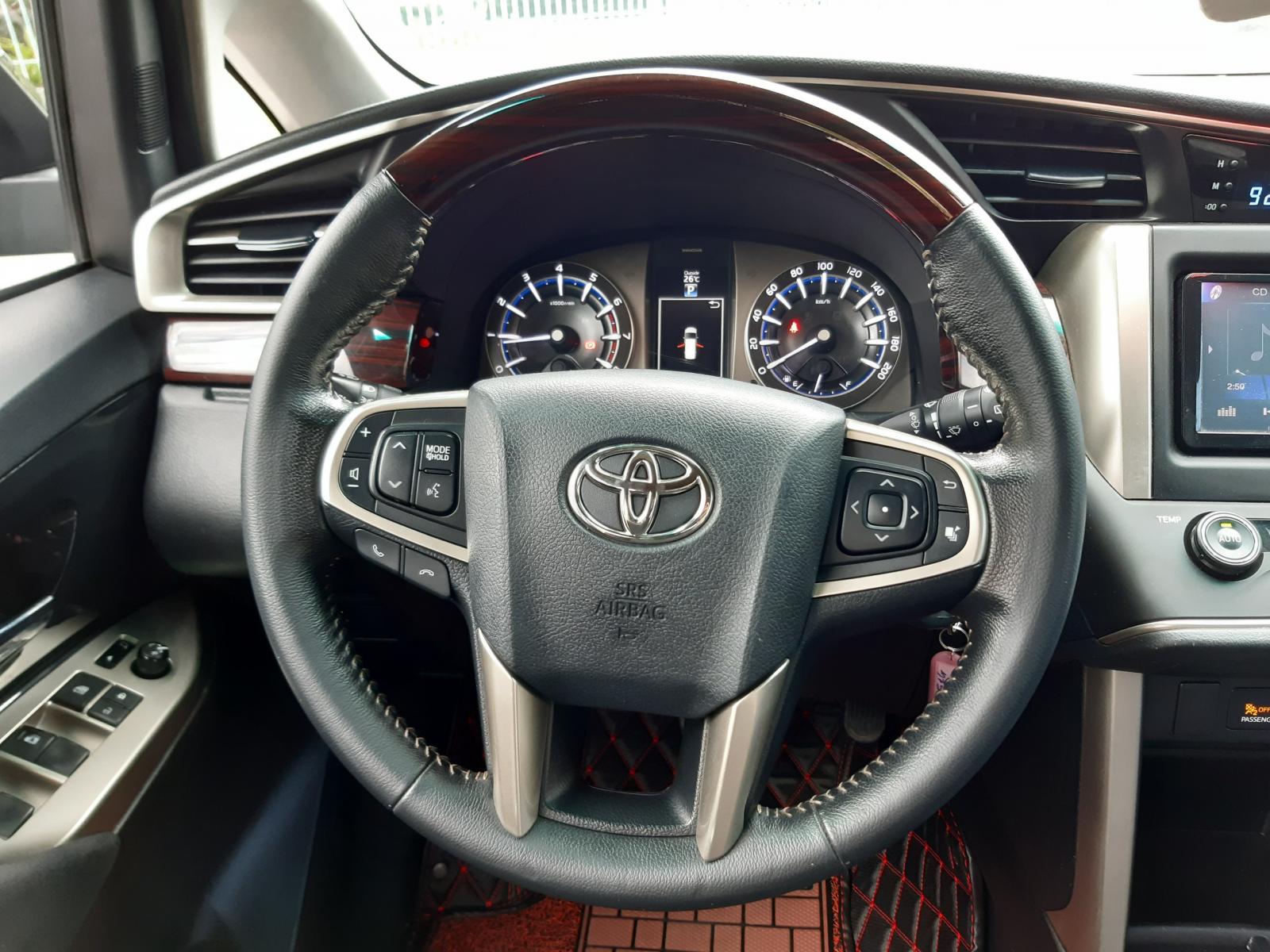 Toyota Innova 2018 - Bán xe Toyota Innova Venturer đời 2018, màu đen, siêu đẹp odo 63.000km, giá cực tốt