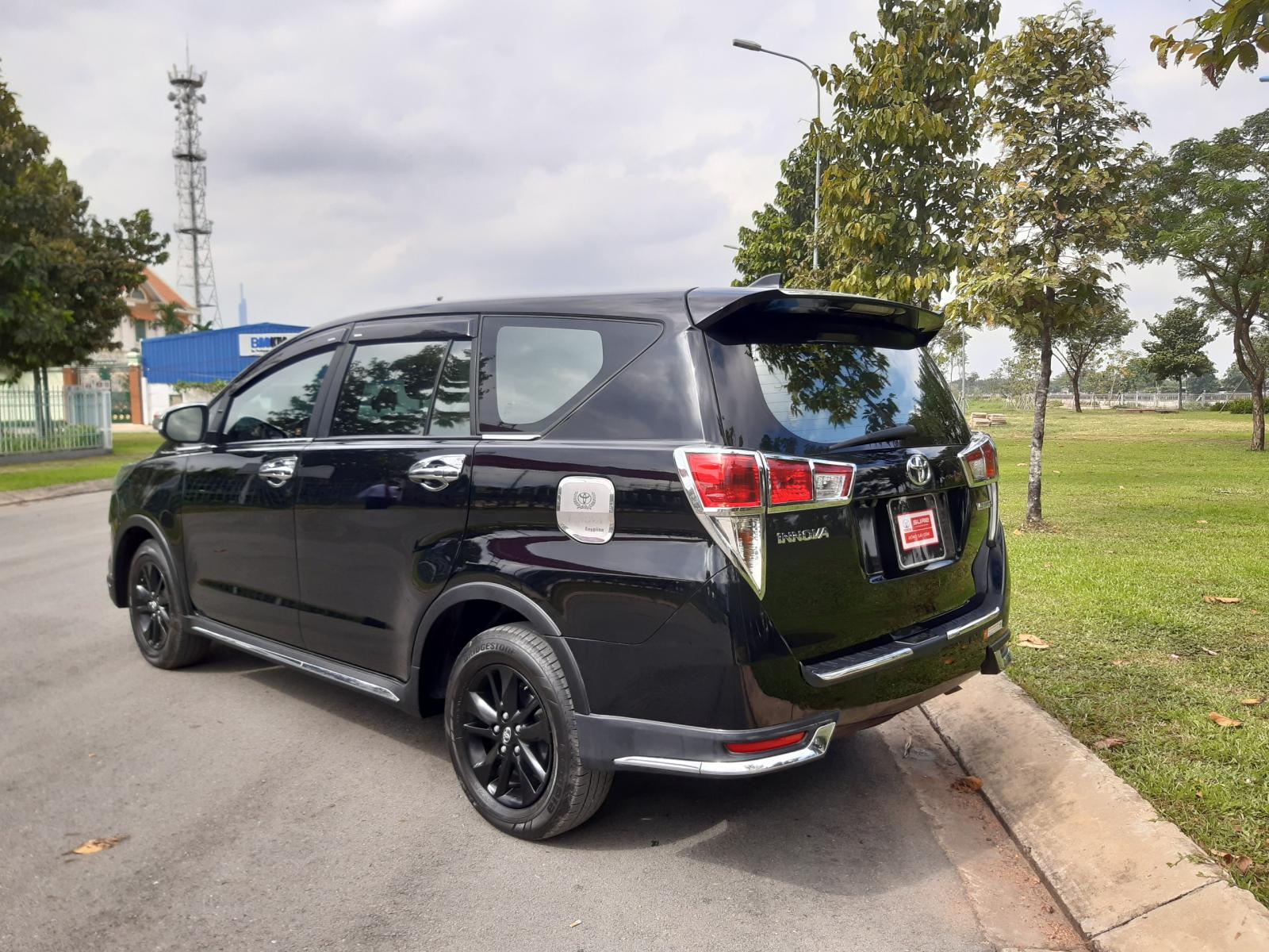Toyota Innova 2018 - Bán xe Toyota Innova Venturer đời 2018, màu đen, siêu đẹp odo 63.000km, giá cực tốt