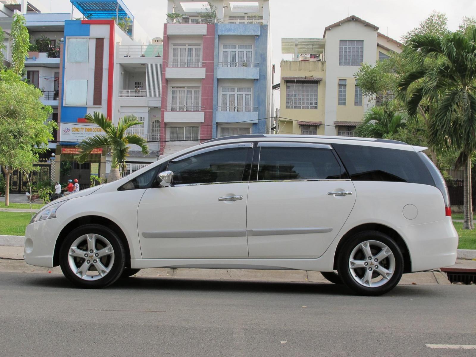 Mitsubishi Grandis 2011 - Gia đình cần bán Mitsubishi Grandis 2011, tự động full, Limited màu trắng