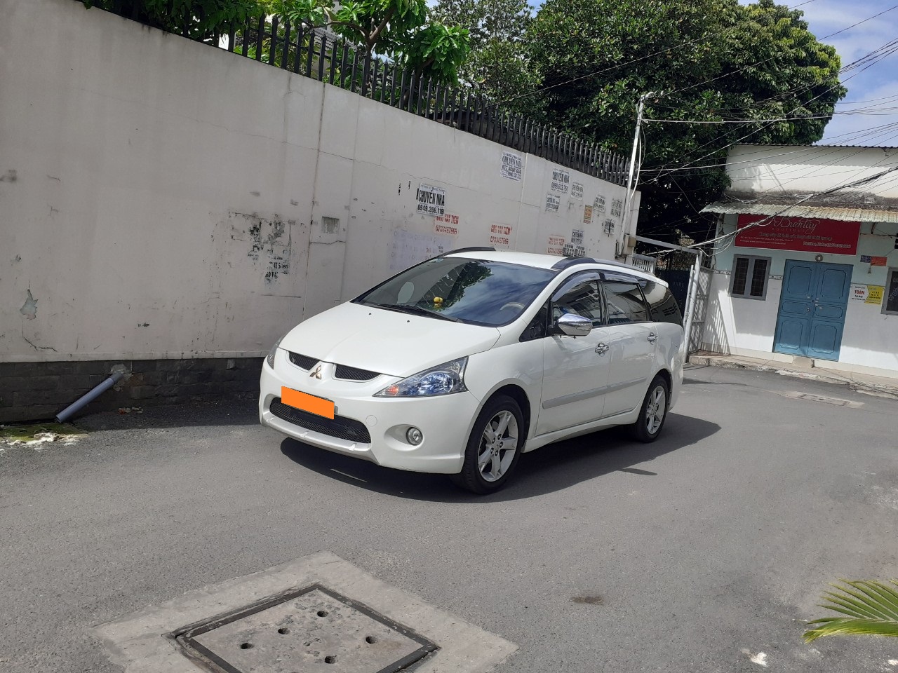 Mitsubishi Grandis 2012 - Gia đình cần bán Mitsubishi Grandis 2012 Limited, số tự động full, màu trắng